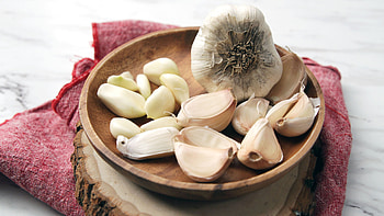 Garlic peeling technique, Efficient method, Step-by-step guide, Simple kitchen hack HD wallpaper