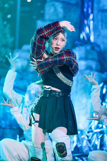 Kim Taeyeon, Taeyeon invu, Tumblr posts, Music industry HD phone wallpaper
