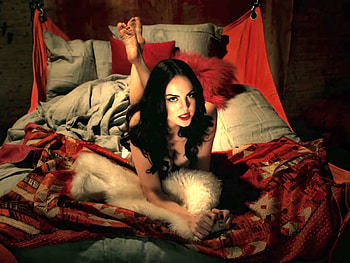 Elizabeth Gillies, model, bed, wallaper, hot, Elizabeth, singer, beautiful, actress, Gilles, 2017 HD wallpaper