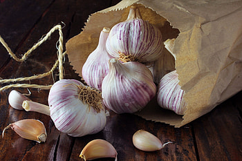 Fresh garlic versus jarred, Garlic powder uses, Culinary comparisons, Flavor choices HD wallpaper