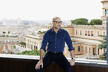 Stanley Tucci, Timeless fantasy, Eating Italian food HD wallpaper