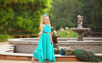 Little girl and peacock, blue, bird, pasare, girl, dress, copil, summer, paun, peacock, child HD wallpaper