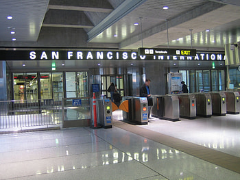 San Francisco International Airport, Entrance to SFO, Light pollution, Nighttime scenery HD wallpaper