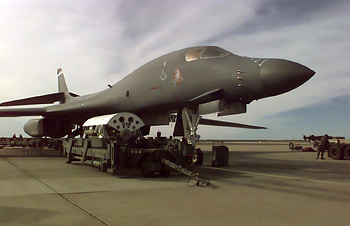 B 1 preparation, airfield, munitions, bomber, maintenance HD wallpaper