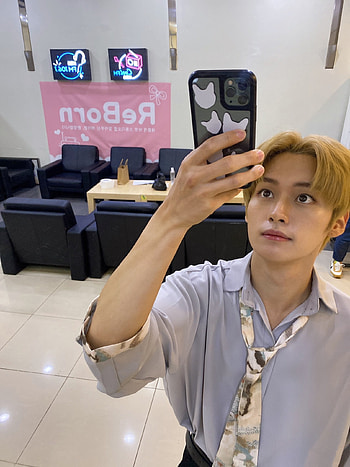 Lee Know selfie mirror, lee minho, kpop, stray kids, minho, lee know HD phone wallpaper