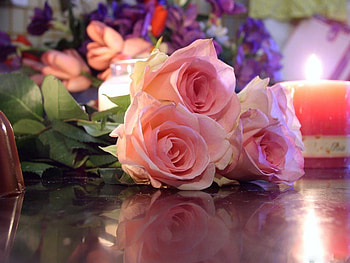 ROSE REFLECTIONS, roses, posies, flames, gifts, reflections, still life, pink, bouquets, flowers, candles HD wallpaper