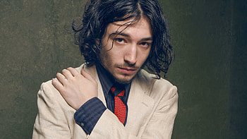 Ezra Miller, Versatile actor, Striking , Unique style HD wallpaper