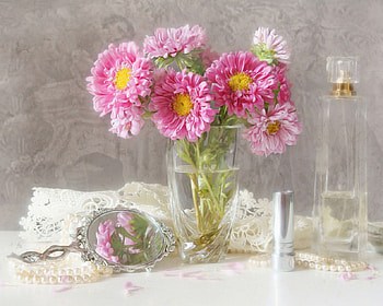 Femininity, mirror, soft, flavor, still life, pink, delicate, flowers, perfume HD wallpaper