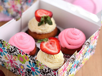 Box of cupcakes, cupcake, food, sweets, box HD wallpaper