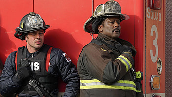 Chicago Fire cast, Firefighter characters, Dramatic storyline, Heroism on screen HD wallpaper