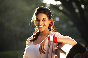 Amyra Dastur Smiling, amyra-dastur, indian-celebrities, girls, desi-girls HD wallpaper