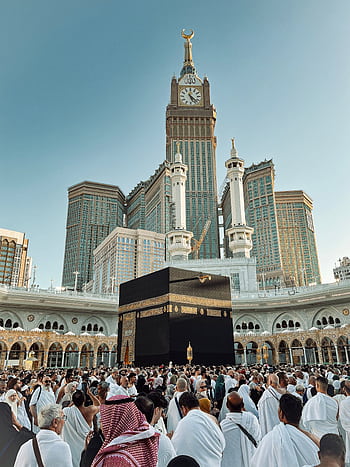 A large crowd of pilgrims gathered around the Kaaba with the iconic clock tower in Makkah, Saudi Arabia. HD phone wallpaper