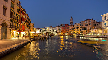 Italy sunset illumination, Famous Rialto Bridge, Grand Canal, Restaurant panorama HD wallpaper