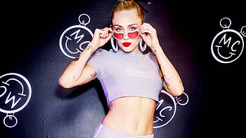 Miley Cyrus Converse , miley-cyrus, celebrities, music, singer, girls HD wallpaper