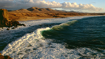 waves crashing on a beach in the canary islands, sea, waves, hills, clouds, beach HD wallpaper