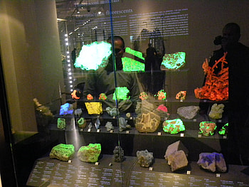 Day at The Royal Ontario Museum,TO,Ontario, glows, museum, amazing, rocks HD wallpaper