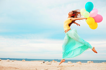 Happy Day, sea, graphy, girl, beautiful, beach, woman, balloons, happy, sky HD wallpaper
