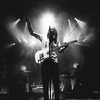Daniel Caesar, Live concert experience, Enchanting melodies, Unforgettable night HD phone wallpaper