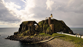 amazing entrance to a lighthouse on the cape, sea, lighthouse, cape, entrance, clouds, rock HD wallpaper