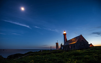 lighthouse in evevning, sea, shore, lighthouse, moon, stars, cliff, evening HD wallpaper