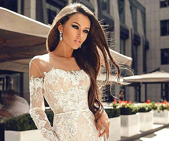 Glamour Model, brunette, posing outside building, lace sleeves, bare shoulders, earrngs, white lace dress HD wallpaper