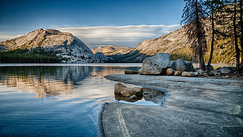 rocky lake shore r, shore, reflection, trees, r, rocks, lake HD wallpaper