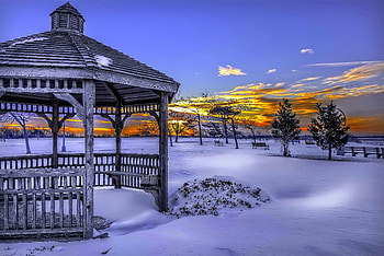Winter gazebo, snow, cold, gazebo, clouds, sky, sunset, sunrise, winter, frost, beautiful HD wallpaper