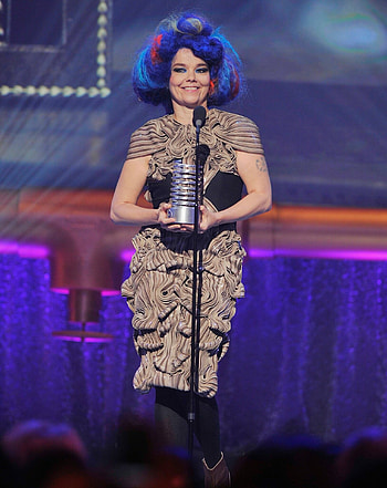 Bjork, Throat surgery, Recovery process, Remarkable resilience HD phone wallpaper