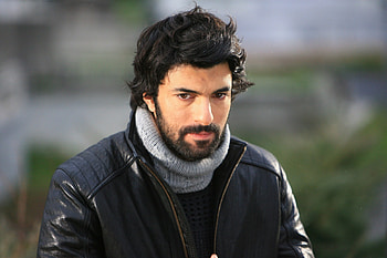 Engin Akyurek, Engin Akyurek actor, Complicated lover roles, Daily Sabah HD wallpaper