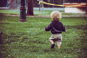 Grass, Miscellanea, Miscellaneous, Curly, Stroll, Kid, Tot, Child, Childhood HD wallpaper