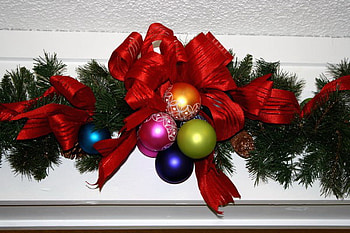 CHRISTMAS GARLAND, baubbles, garland, ribbon, xmas HD wallpaper