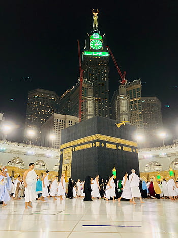 Pilgrims perform Tawaf around the Kaaba at night with the Abraj Al Bait Towers in the background. HD phone wallpaper