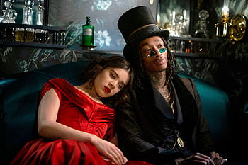 Hailee Steinfeld Dickinson, dickinson, hailee-steinfeld, tv-shows HD wallpaper