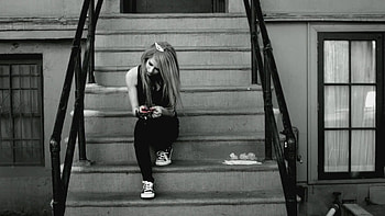 Avril Lavinge Shot From Song, avril-lavinge, singer, music, girls, sad HD wallpaper