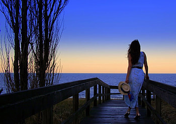Marea, sea, bridge, , hat, woman HD wallpaper