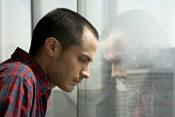Gael Garcia Bernal, Striking , Posted by Ryan Thompson HD wallpaper
