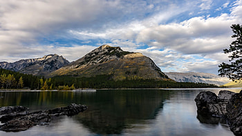 Lake Minnewanka, Banff National Park, Alberta, water, canada, reflections, clouds, sky, mountains HD wallpaper