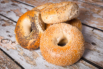 Delicious bagels, Mouthwatering treats, Flavorful bites, Appetizing sight HD wallpaper