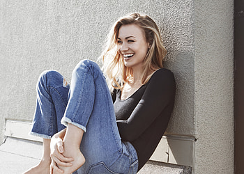 Yvonne Strahovski, smile, beautiful actress, 2020 HD wallpaper