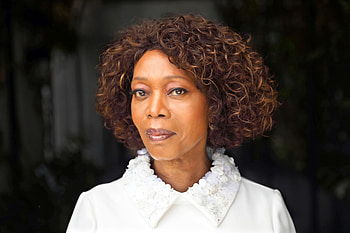 Alfre Woodard, Acclaimed actress, Multifaceted roles, Unforgettable on-screen charm HD wallpaper