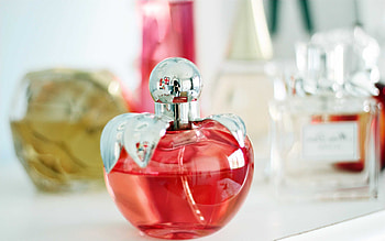 Perfume , Posted by Ryan Thompson, Stunning visuals, Fragrance aesthetics HD wallpaper