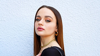 Joey King Actress Is Standing In White Wall Background Wearing Black Dress Girls HD wallpaper