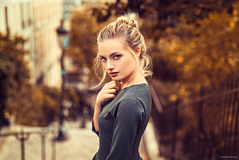 Blonde and beautiful woman, portrait HD wallpaper