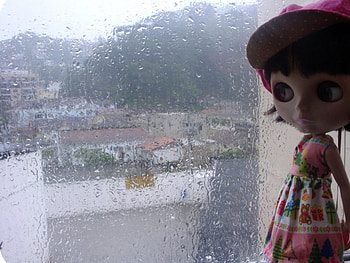 rainy days, waiting, doll, rain, city HD wallpaper