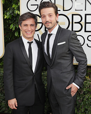 Diego Luna, Earthquake victims, Relief campaign, Humanitarian efforts HD phone wallpaper