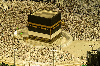 Aerial view of the Kaaba in Mecca, Saudi Arabia, with thousands of pilgrims during Hajj season. HD wallpaper