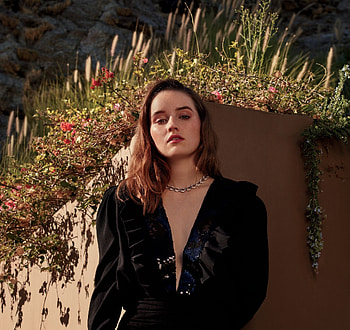 Black dress, actress, Kaitlyn Dever HD wallpaper
