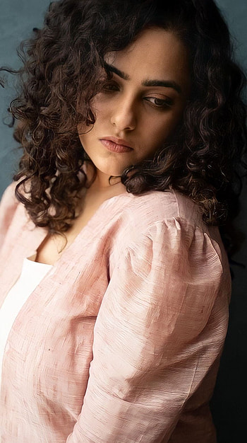 Nithya Menon, multilingual actress HD phone wallpaper