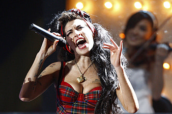 Amy Winehouse, Forever 27, Tragic wild life, Captivating singer HD wallpaper