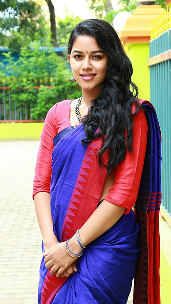 Mirnalini Ravi, South Heroine HD phone wallpaper